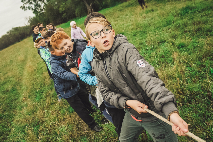 Bambini che giocano al tiro alla fune