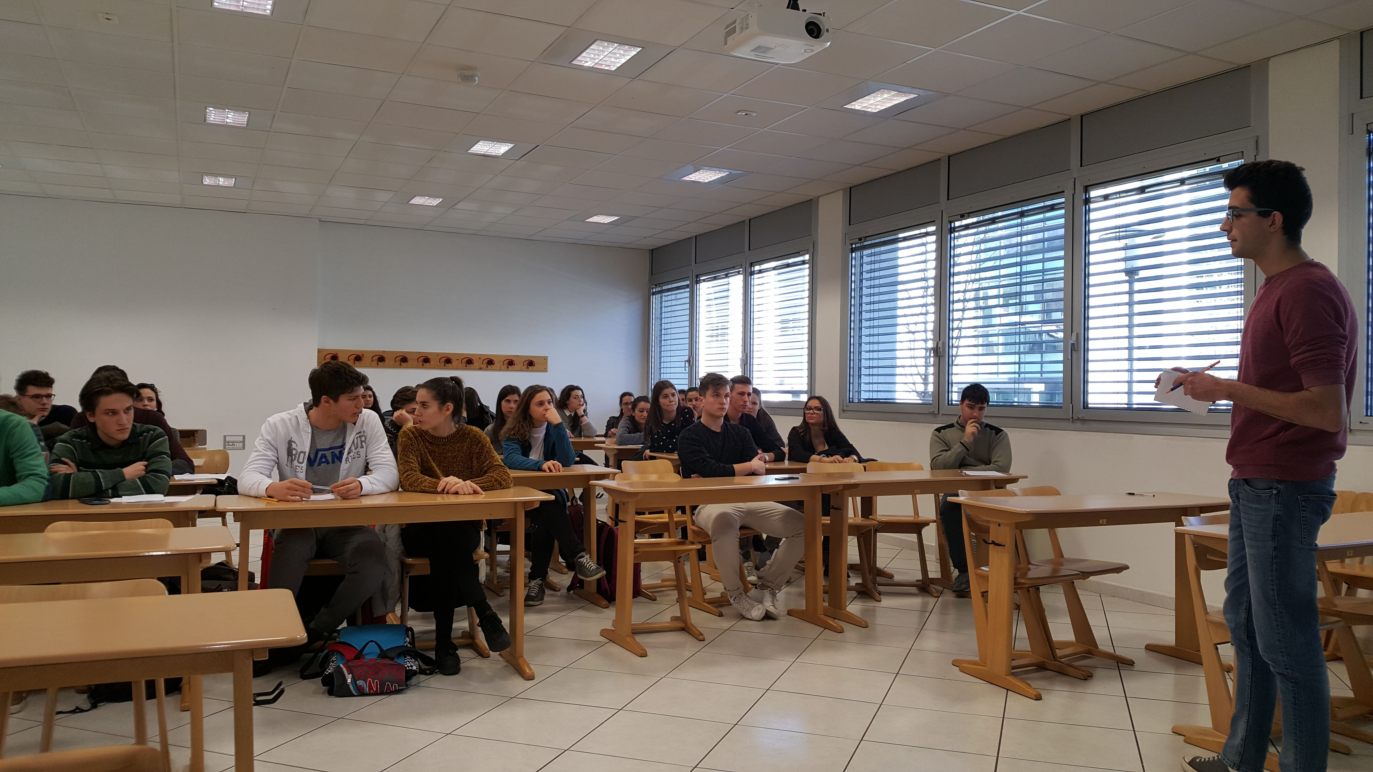 Il progetto nasce con l’obiettivo di strutturare un percorso di formazione incentrato sullo sviluppo delle abilità comunicative in ambito personale e professionale. Il processo comunicativo, inteso in tutta la sua complessità, si prefigura come elemento cardine nella gestione delle relazioni interpersonali: ciò è ancora più evidente per coloro per i quali la comunicazione rappresenta il principale “strumento” di lavoro e, quindi, di potenziale criticità. Sulla base di queste considerazioni è stata individuata, quale fulcro del percorso formativo, l’importanza che riveste, per ciascuna persona, il prendere consapevolezza del proprio stile comunicativo (inteso in termini di caratteristiche, risorse e punti di debolezza), al fine di coltivare in modo disciplinato e metodico i propri talenti e cercare di compensare le carenze.